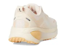 NIKE AIR Zoom Vomero 18 in Guava Ice/Sail/Orange Chalk